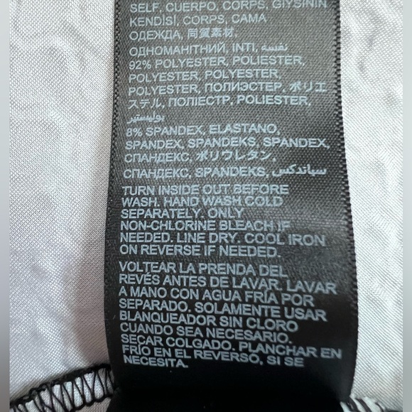 Bebe peplum sleeveless top -Size XS -Black and white geometric pattern - Picture 6 of 9